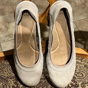 Earth Origins Women's Light Gray Flats